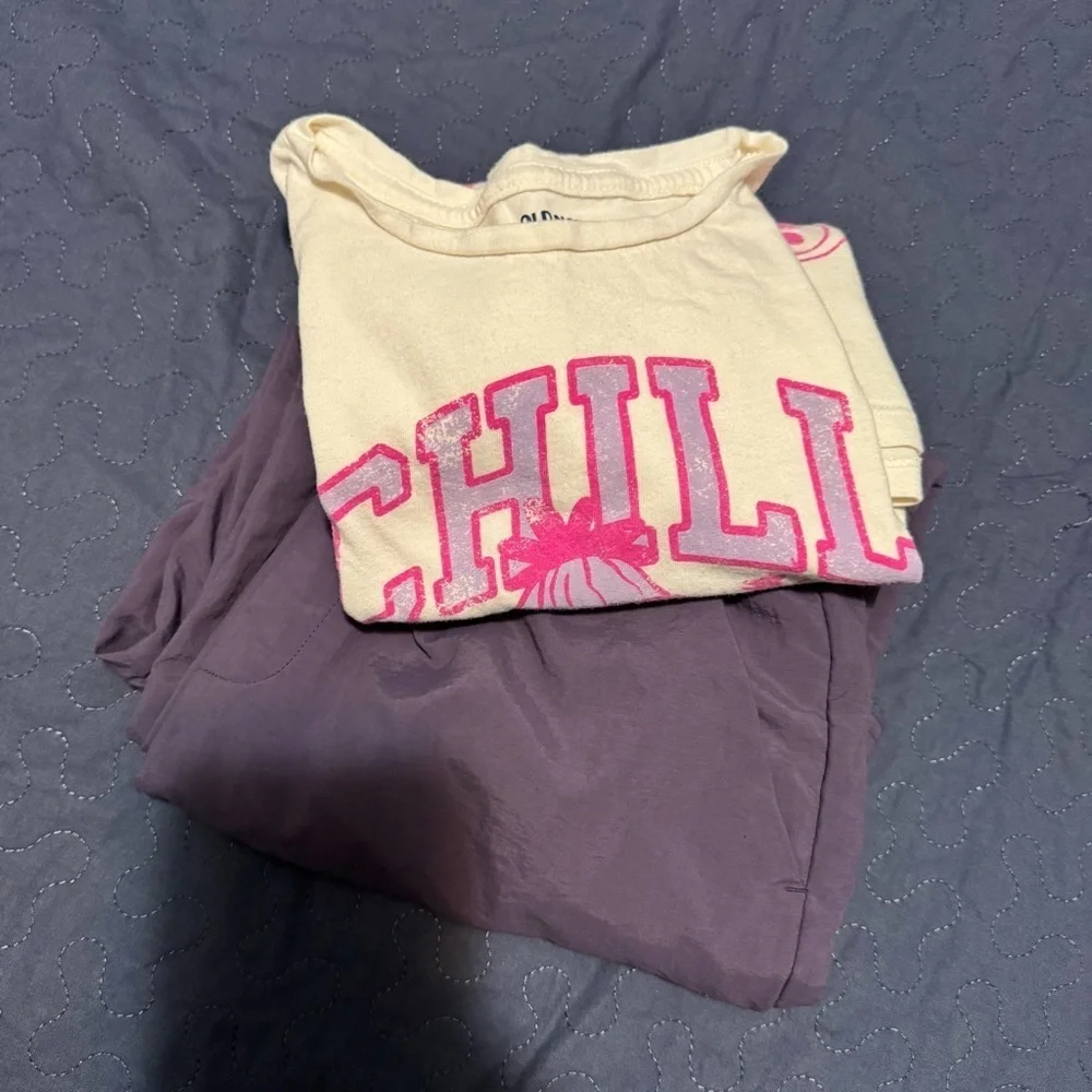 Old Navy Cream Tee w Purple joggers. Kids XL